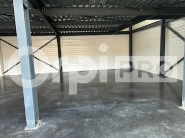 Retail in Limas for lease - Interior Photo - Image 2 of 4