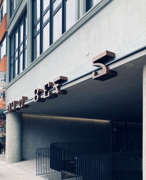 1305 Dundas St W, Toronto, ON for lease - Building Photo - Image 3 of 9