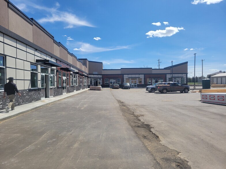 6217 48A Av, Camrose, AB à louer - Photo du bâtiment - Image 1 de 6