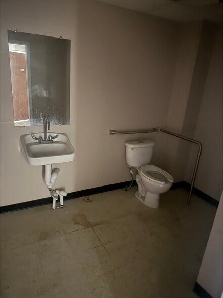 640-660 Auburn Ave, Pontiac, MI for lease - Building Photo - Image 3 of 13