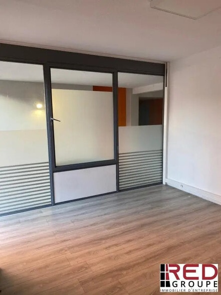 Flex in Aubagne for lease - Interior Photo - Image 2 of 5