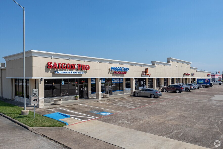 815 Dixie Dr, Clute, TX à louer - Photo du bâtiment - Image 2 de 5