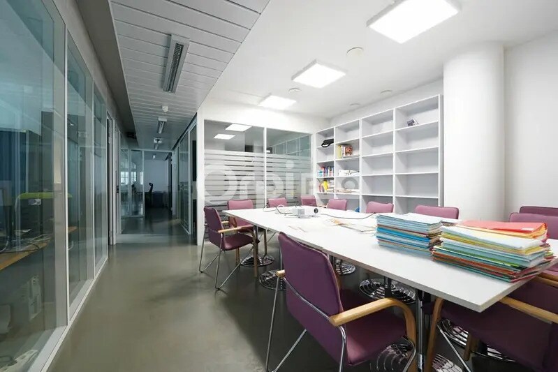 Office in Vaulx-en-Velin for lease - Building Photo - Image 2 of 12