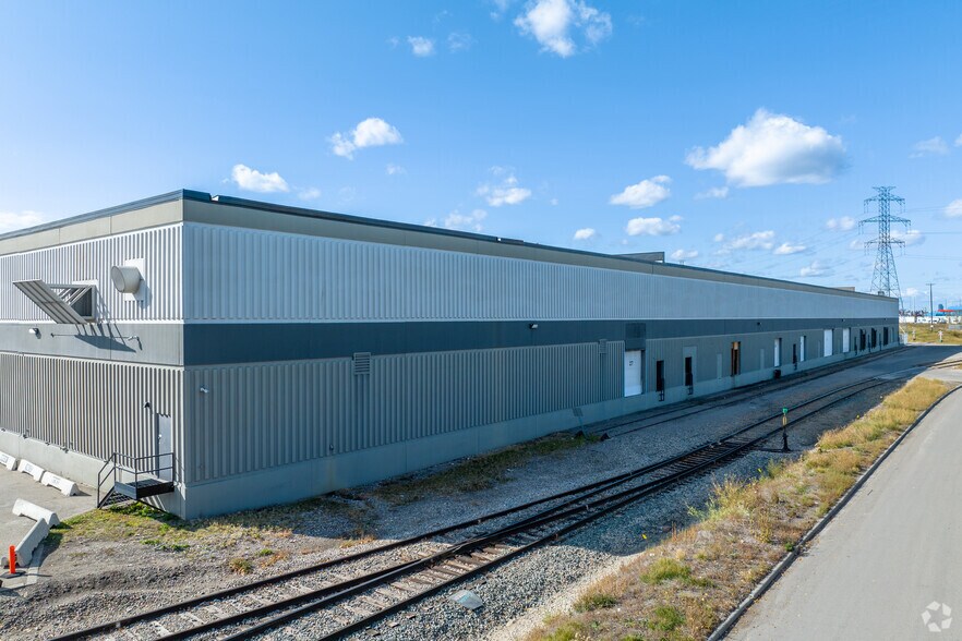 2624 54th Ave SE, Calgary, AB à louer - Photo du bâtiment - Image 2 de 6