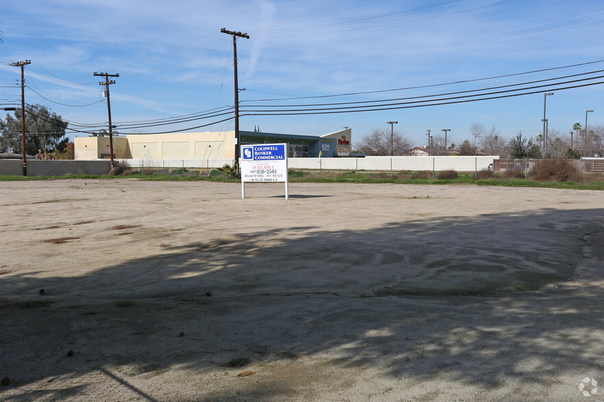 Julian Ave, Bakersfield, CA à vendre - Photo du b timent - Image 2 de 3