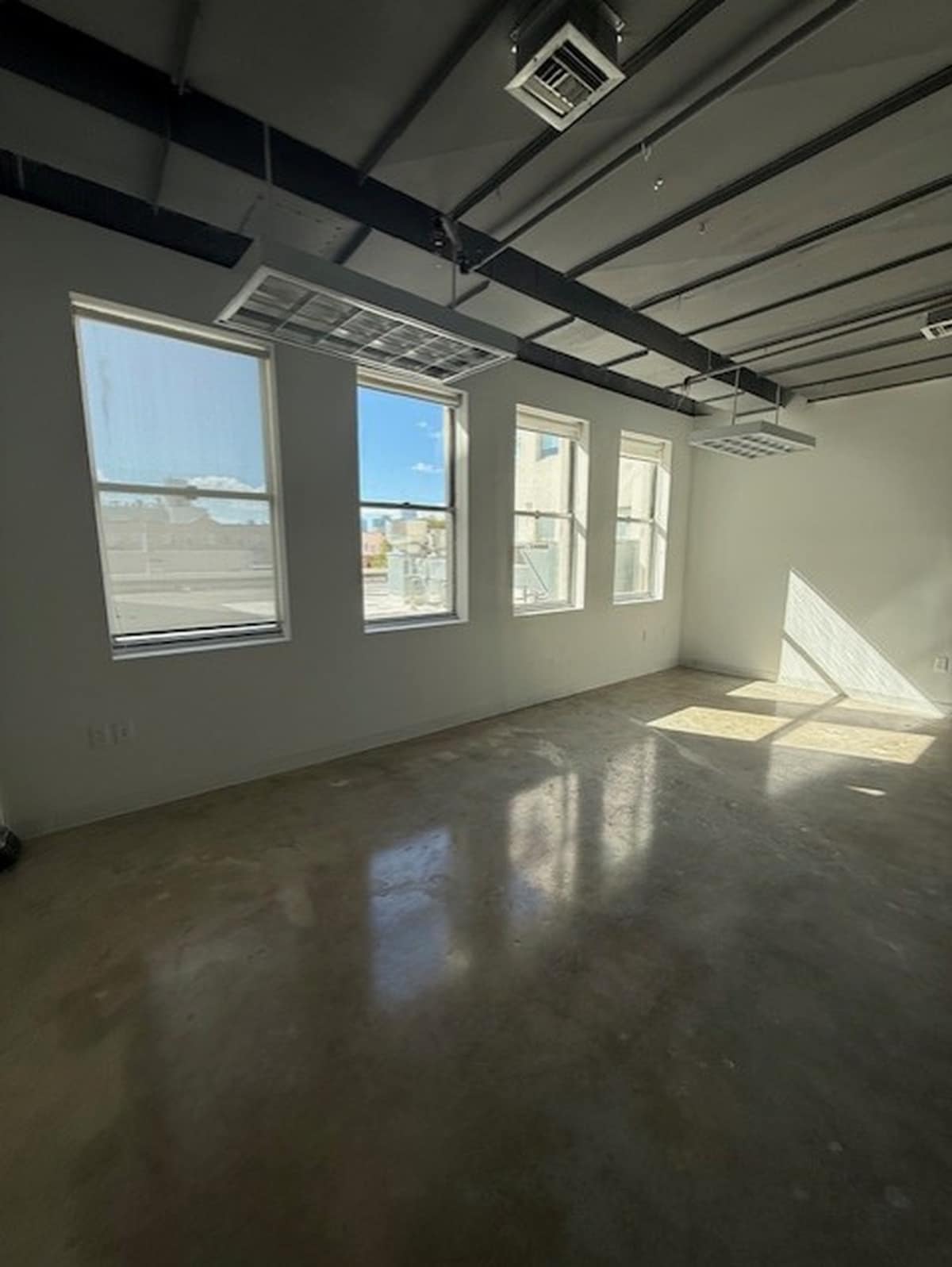 420 Lincoln Rd, Miami Beach, FL for lease Interior Photo- Image 1 of 7
