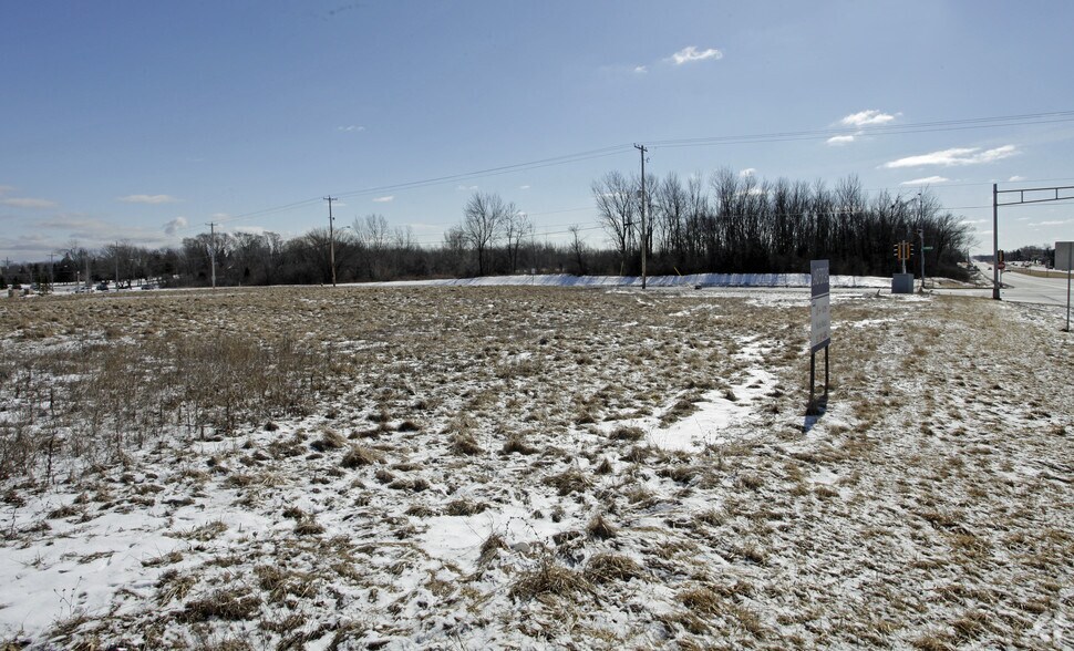 8690 S 27th St, Oak Creek, WI à louer - Photo du bâtiment - Image 2 de 2