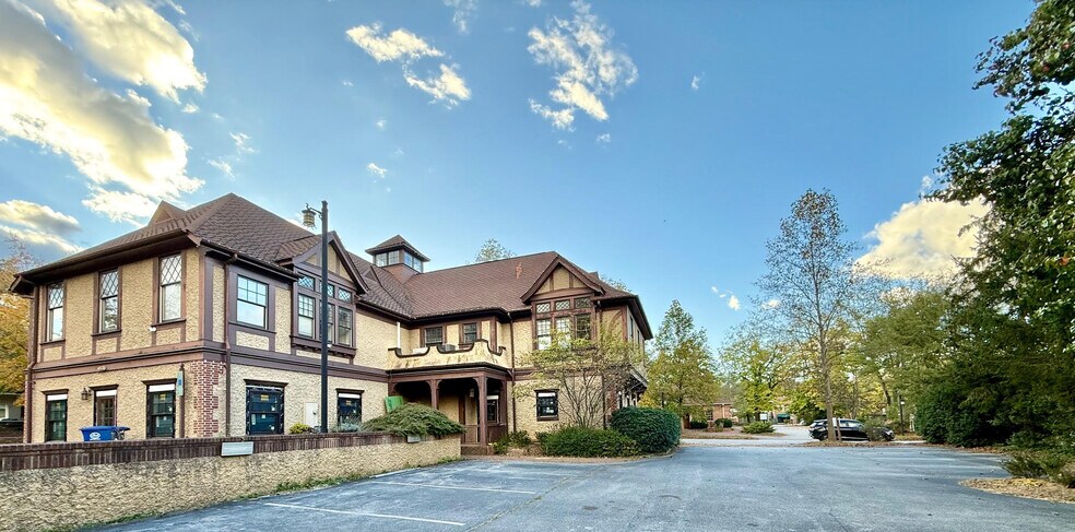 12 All Souls Cres, Asheville, NC à vendre - Photo du bâtiment - Image 2 de 9