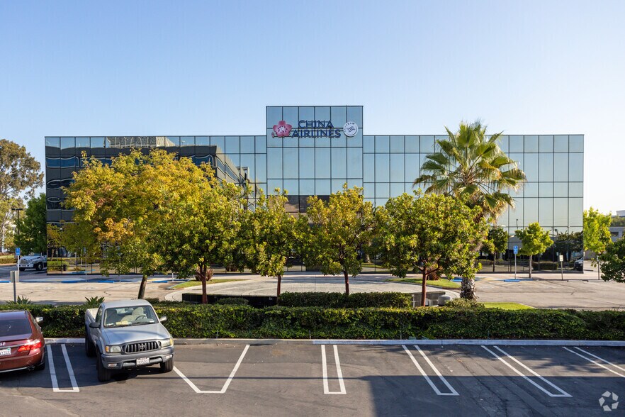 200 Continental Blvd, El Segundo, CA à louer - Photo du bâtiment - Image 3 de 4