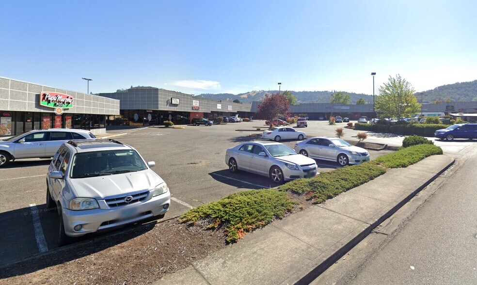 250 NE Garden Valley Blvd, Roseburg, OR à louer - Photo du bâtiment - Image 3 de 11