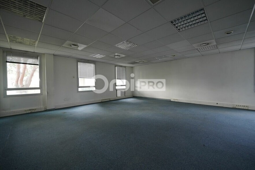 11 Rue Pascal, Bron for lease - Interior Photo - Image 2 of 7