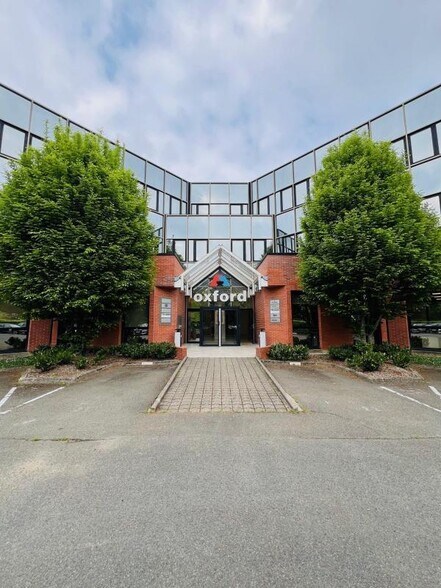 Office in Montigny-le-Bretonneux for lease - Building Photo - Image 1 of 32