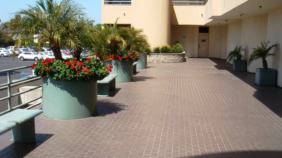 18141 Beach Blvd, Huntington Beach, CA à vendre - Photo du bâtiment - Image 3 de 11