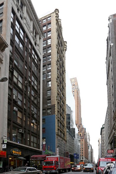 7 W 45th St, New York, NY à louer - Photo du bâtiment - Image 2 de 10