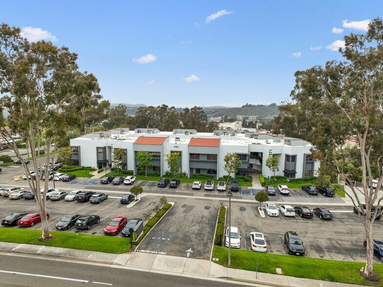 27871 Medical Center Rd, Mission Viejo, CA à louer - Photo du bâtiment - Image 2 de 7