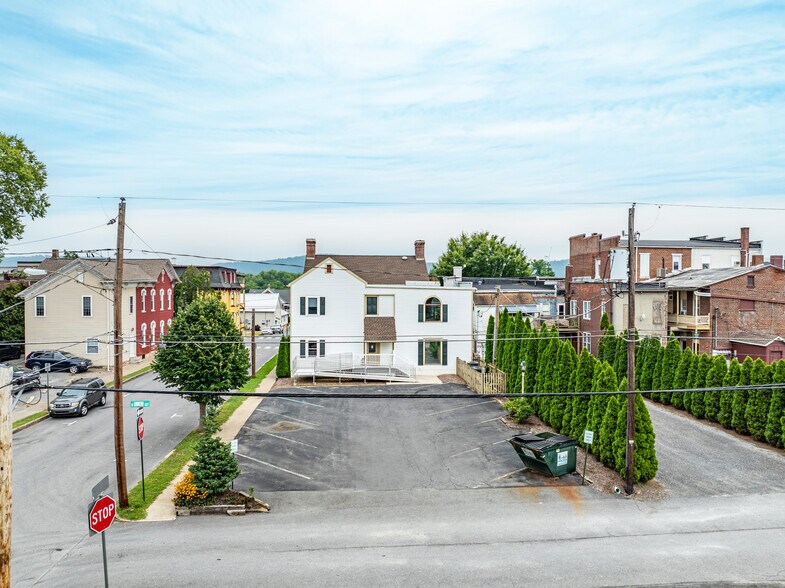 28 N Market St, Selinsgrove, PA à louer - Photo du bâtiment - Image 2 de 5