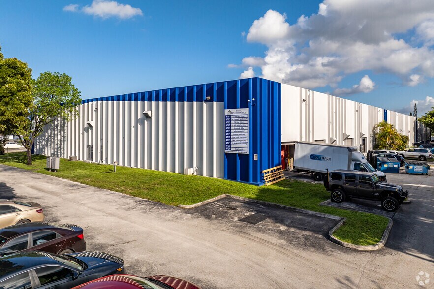 4701-4759 SW 51 St, Davie, FL à louer - Photo du bâtiment - Image 2 de 8