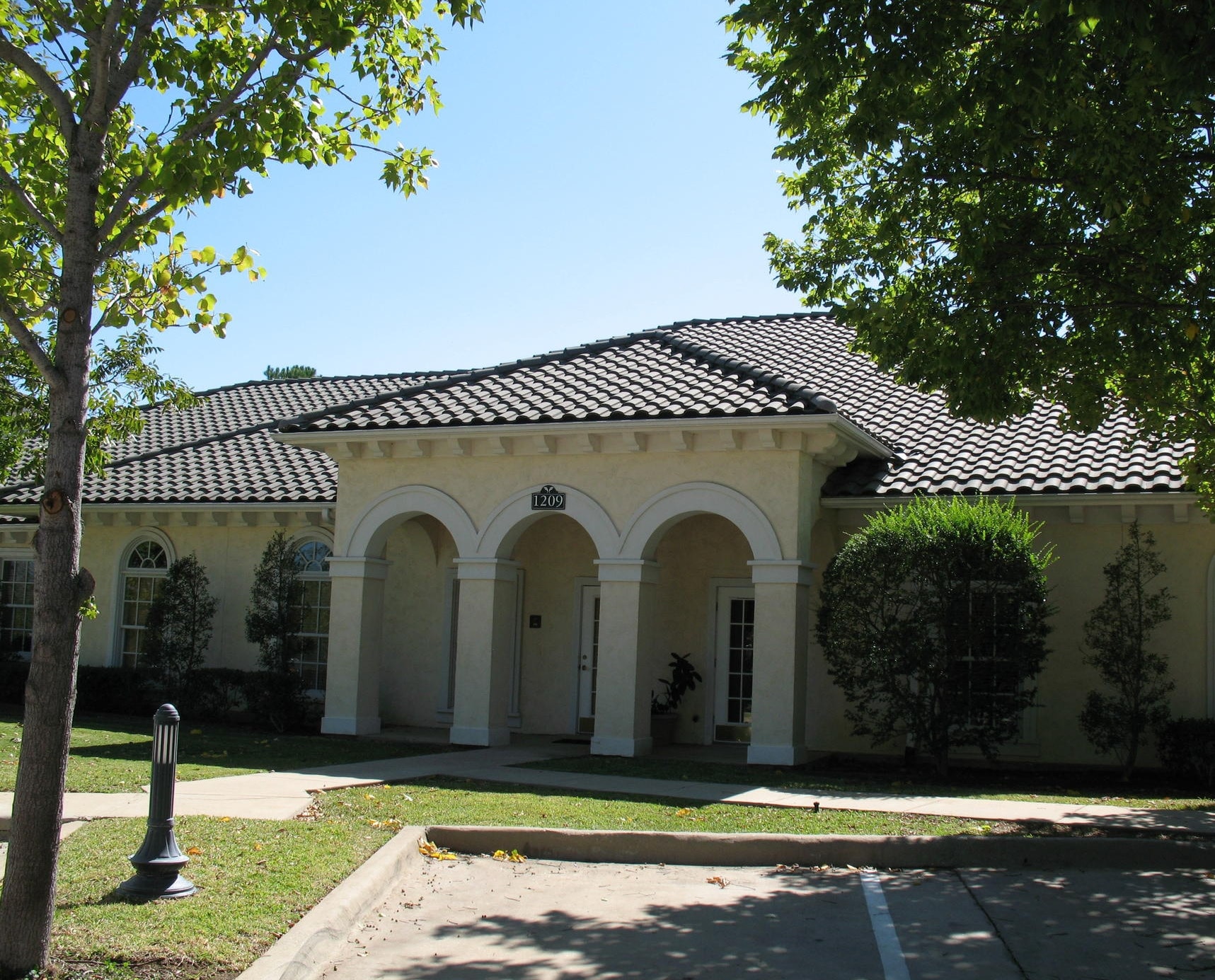 1203 & 1209 S White Chapel portfolio of 2 properties for sale on LoopNet.ca Primary Photo- Image 1 of 3