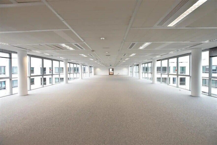 Office in Saint-Denis for lease - Building Photo - Image 3 of 8