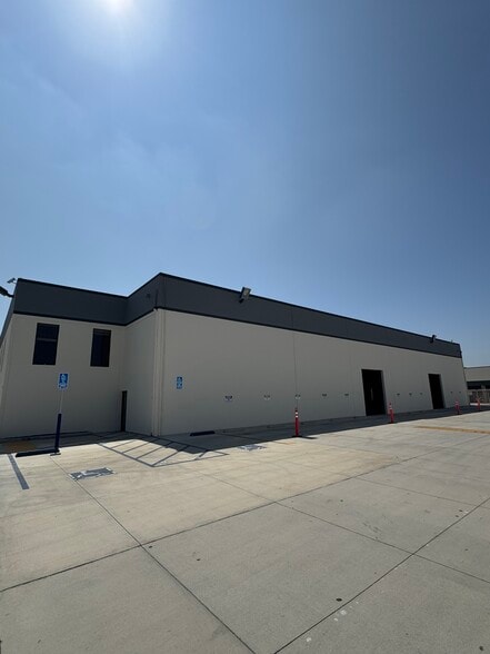 18420 Hart St, Reseda, CA for lease - Building Photo - Image 1 of 4
