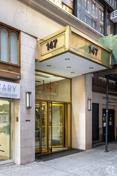 147 W 35th St, New York, NY à louer - Photo du bâtiment - Image 3 de 6