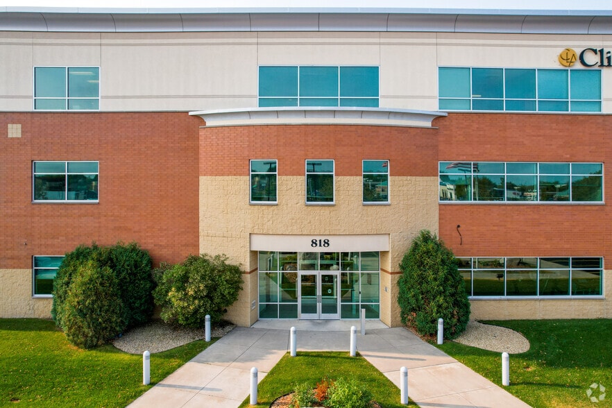 818 2nd St S, Waite Park, MN à louer - Photo du bâtiment - Image 2 de 4