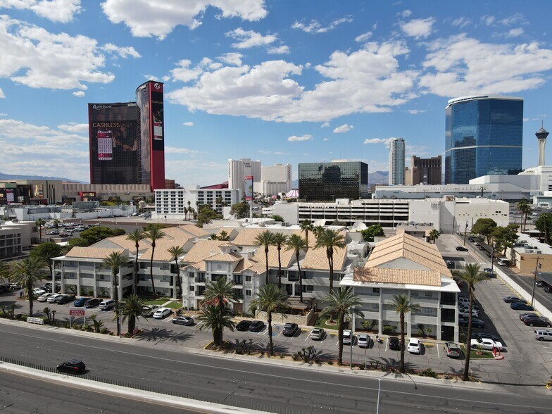 344 E Desert Inn Rd, Las Vegas, NV à louer - Photo du bâtiment - Image 2 de 8