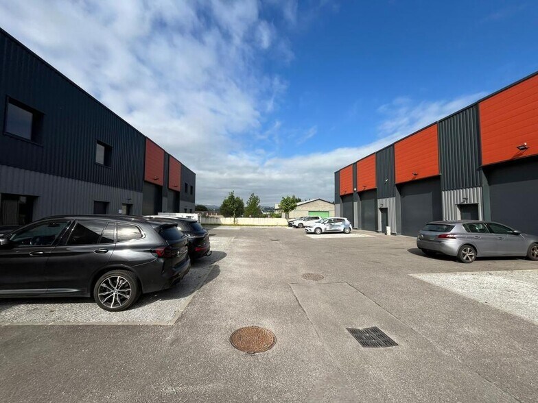 22 Impasse De L'Industrie, Brignais for lease - Building Photo - Image 2 of 14