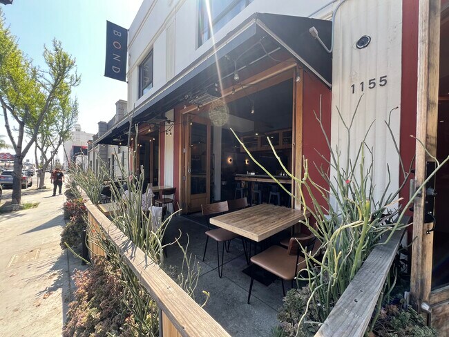 Plus de détails pour 1153-1163 N Highland Ave, Los Angeles, CA - Commerce de détail à louer