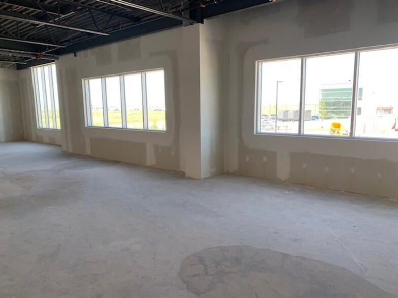 4310 104 Av NE, Calgary, AB à vendre - Photo intérieure - Image 2 de 8