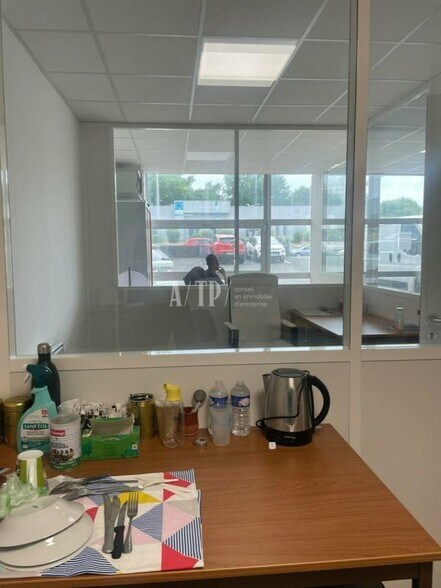 Flex in Eysines for lease - Interior Photo - Image 2 of 12