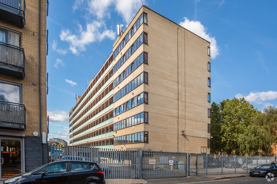 8 Andrews Rd, London for lease - Building Photo - Image 3 of 87