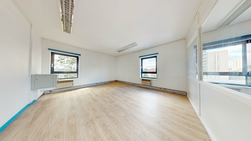 113 Rue Du 1 Mars 1943, Villeurbanne for lease - Interior Photo - Image 3 of 15