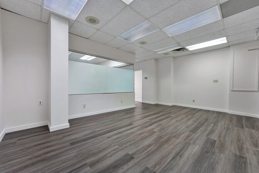 11861 88 Av, Delta, BC à louer - Photo du bâtiment - Image 3 de 31