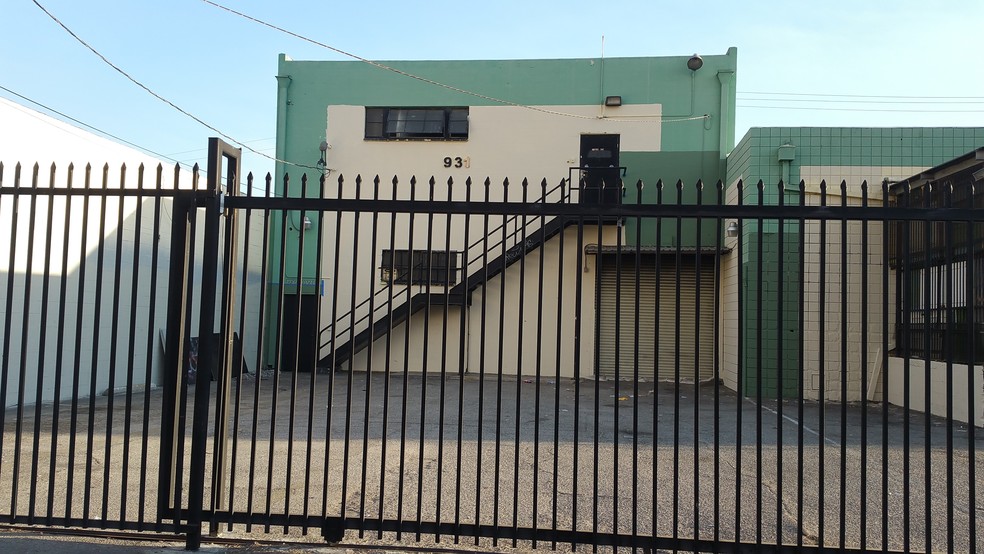 931 E 14th St, Los Angeles, CA for lease - Building Photo - Image 1 of 13