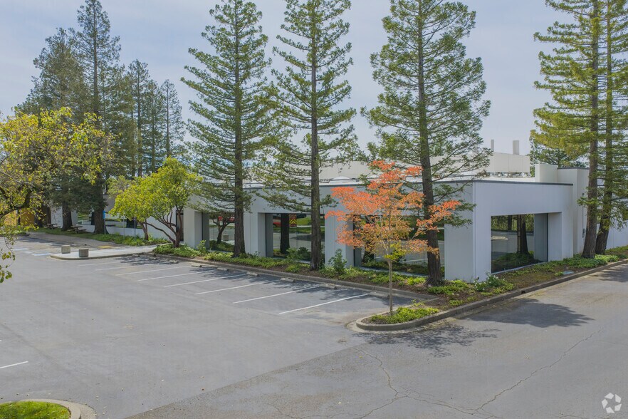 2331 Circadian Way, Santa Rosa, CA à louer - Photo du bâtiment - Image 2 de 8