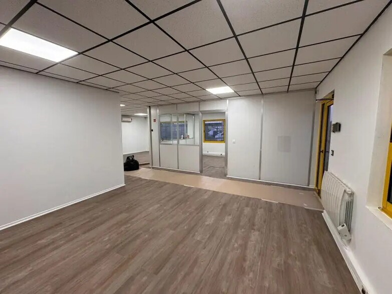 Flex in Pusignan for lease - Interior Photo - Image 3 of 5