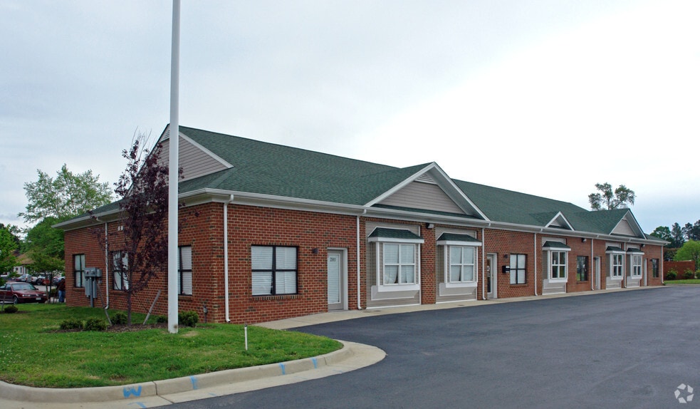 201-213 Lake Tower Dr, Hampton, VA for lease - Primary Photo - Image 1 of 2