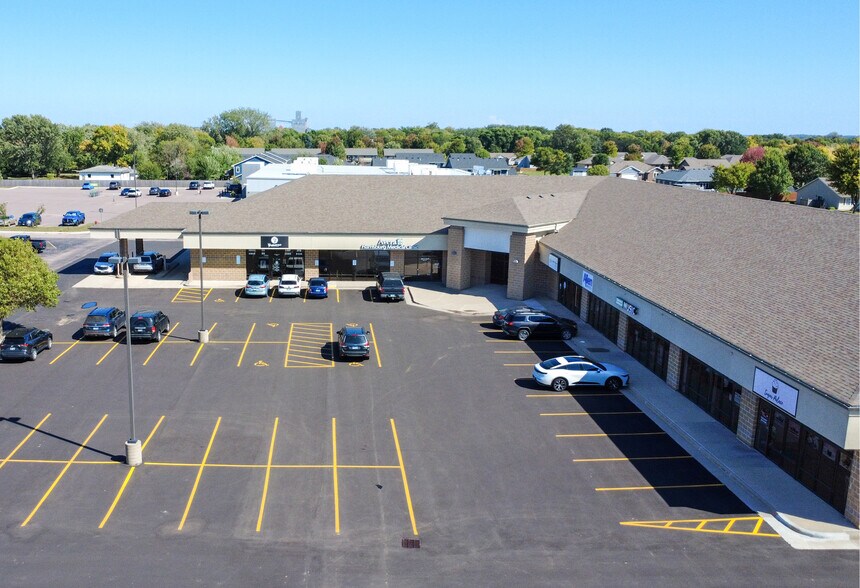 220 S Cliff Ave, Harrisburg, SD à louer - Photo du bâtiment - Image 3 de 5