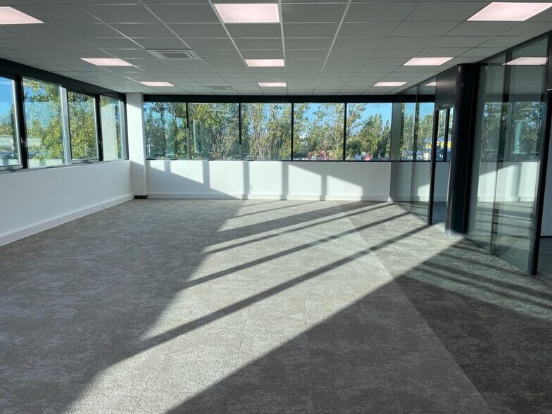 Office in Villeneuve-la-Garenne for lease - Building Photo - Image 2 of 10