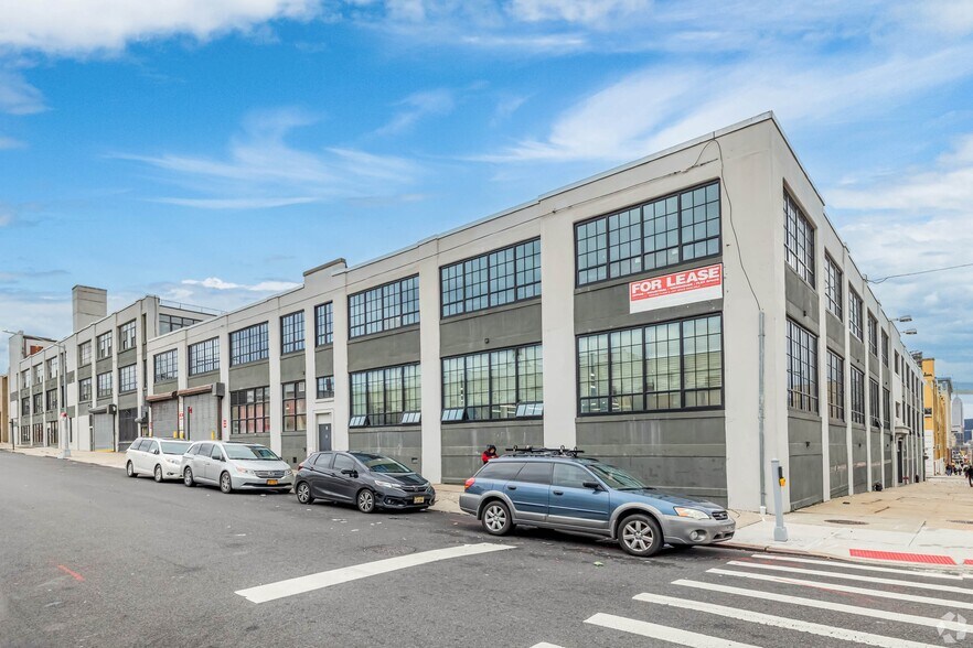 33-00 47th Ave, Long Island City, NY à louer - Photo du bâtiment - Image 3 de 21