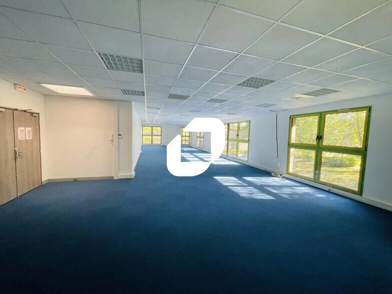 Office in Lognes for lease - Interior Photo - Image 2 of 6