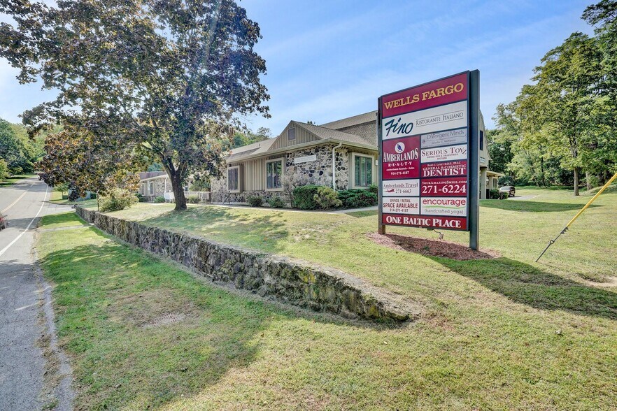 1 Baltic Pl, Croton On Hudson, NY à vendre - Photo du bâtiment - Image 2 de 11
