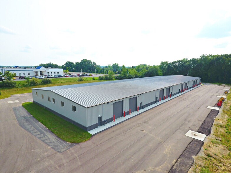 1303 Enterprise Dr, Highland Twp, MI à louer - Photo du bâtiment - Image 2 de 13