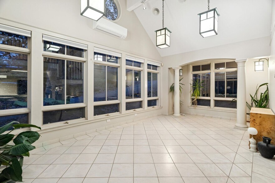 299 Mountain Rd, Stowe, VT for sale - Interior Photo - Image 2 of 14