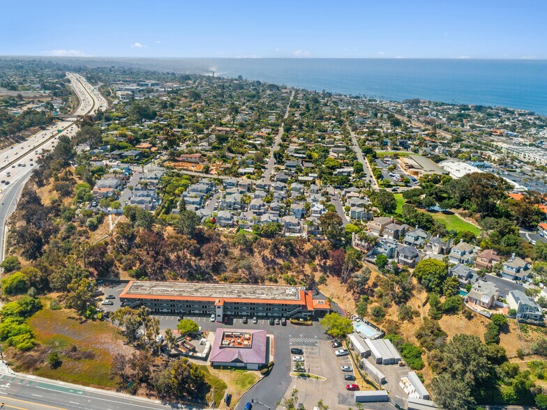 135 Encinitas Blvd, Encinitas, CA à louer - Aérien - Image 3 de 5