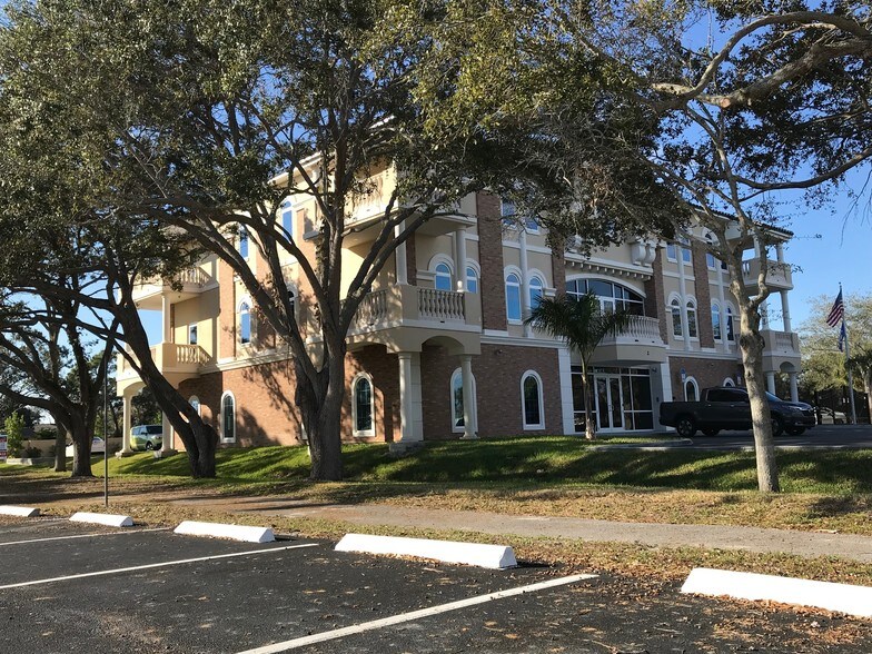 2 Suntree Pl, Melbourne, FL à louer - Photo du bâtiment - Image 3 de 3