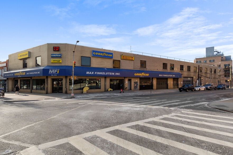 30-02 Newtown Ave, Astoria, NY for lease - Building Photo - Image 1 of 3