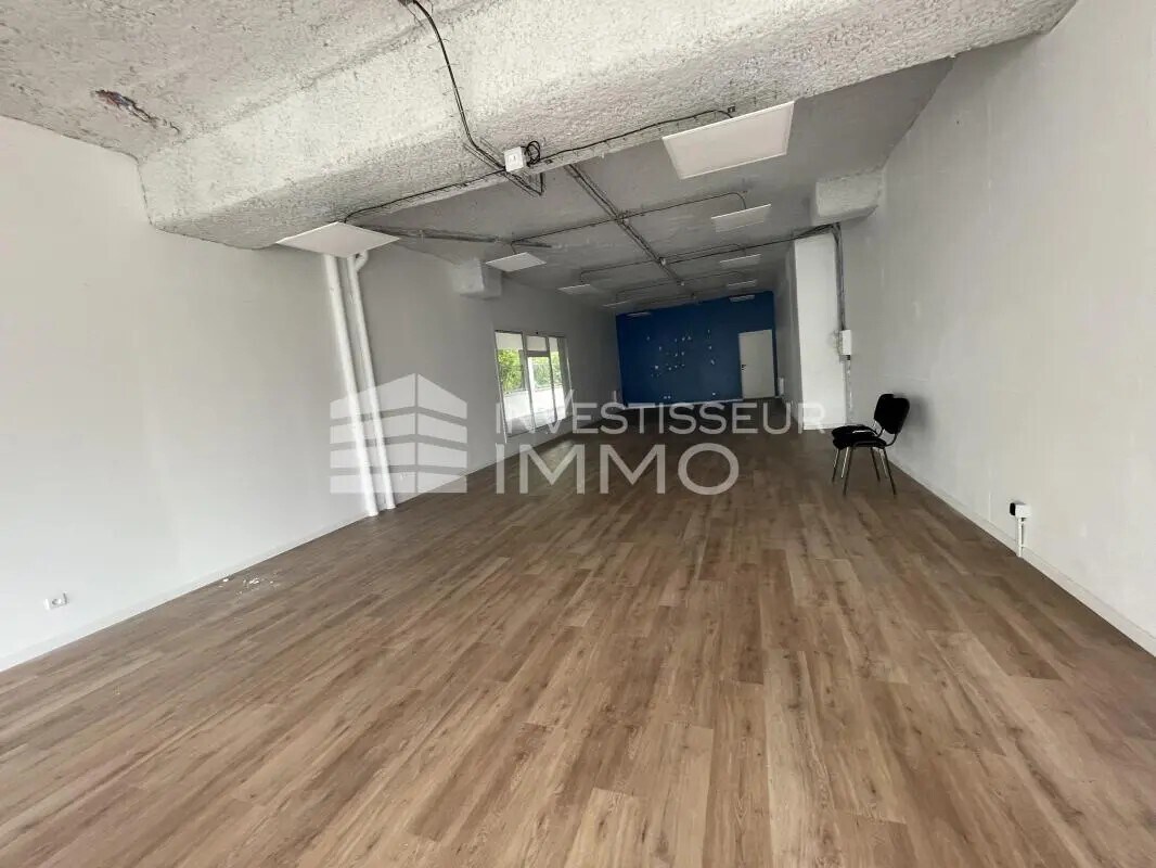 Commerce de détail dans Sainte-Geneviève-des-Bois à louer Photo intérieure- Image 1 de 2