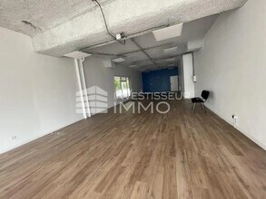 Commerce de détail dans Sainte-Geneviève-des-Bois à louer Photo intérieure- Image 1 de 2